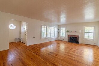 966 W Mariposa Ave in Stockton, CA - Building Photo - Building Photo