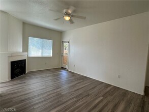 1050 E Cactus Ave in Las Vegas, NV - Building Photo - Building Photo