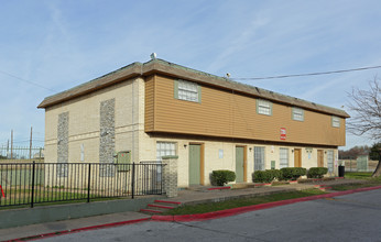 Sunrise Vista in Grand Prairie, TX - Foto de edificio - Building Photo