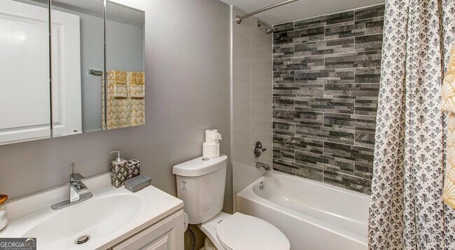 894 White Pine Dr-Unit -B in Decatur, GA - Building Photo - Building Photo