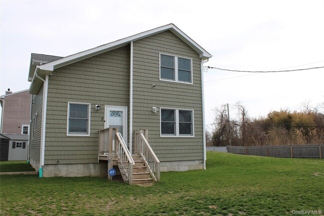 2 Lafayette Dr in Shirley, NY - Building Photo - Building Photo