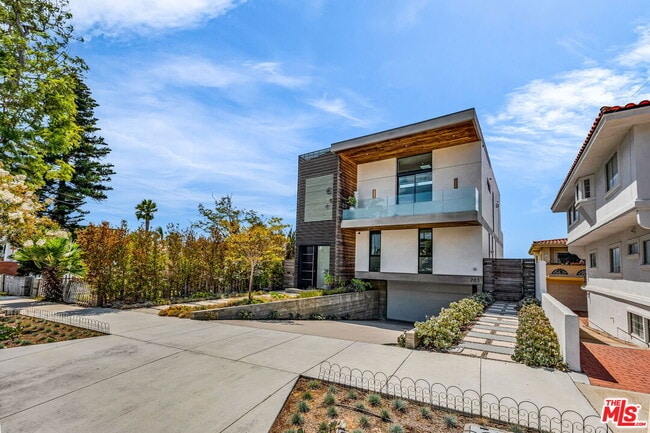 703 N Lucia Ave in Redondo Beach, CA - Building Photo - Building Photo