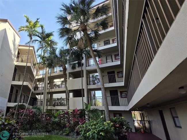 2320 S Cypress Bend Dr in Pompano Beach, FL - Building Photo - Building Photo