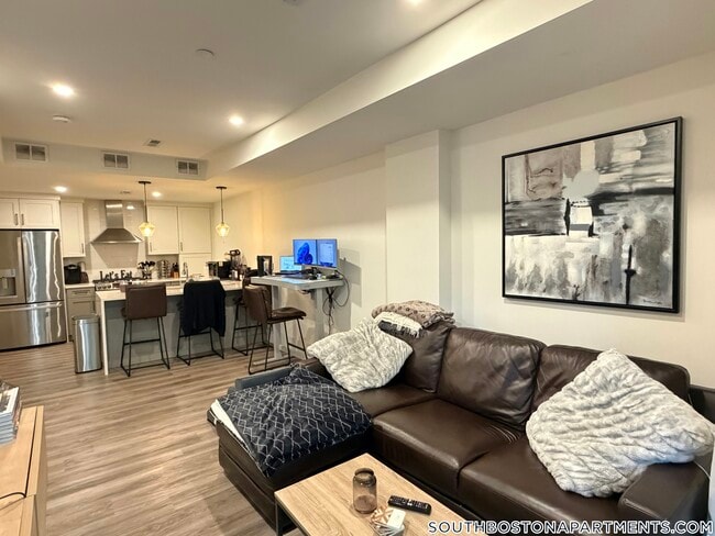 9 Douglas St, Unit 1 in Boston, MA - Foto de edificio - Building Photo