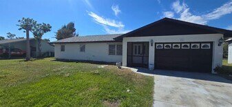 526 Reading St NW in Port Charlotte, FL - Building Photo