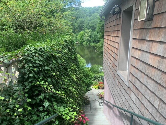 41 Lake Dr in Lake Peekskill, NY - Building Photo - Building Photo
