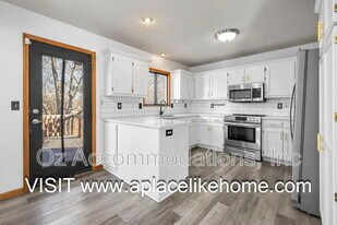 313 S Darrowby Dr in Raymore, MO - Building Photo