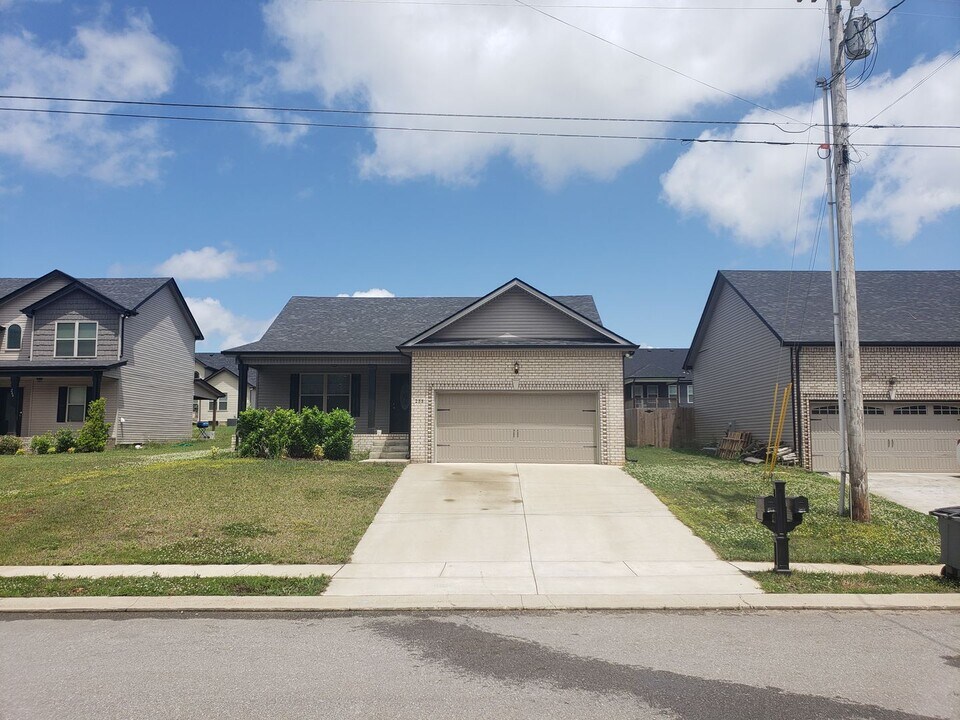 258 Azalea Dr in Oak Grove, KY - Building Photo