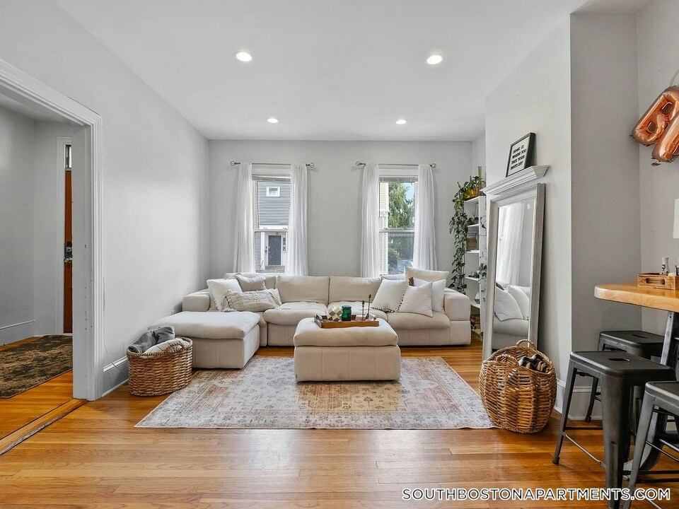 393 E 5th St in Boston, MA - Building Photo