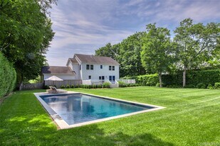 39595 Main Rd in Orient, NY - Building Photo