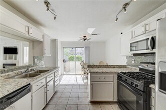 4040 Castle Cove Dr in Las Vegas, NV - Building Photo - Building Photo