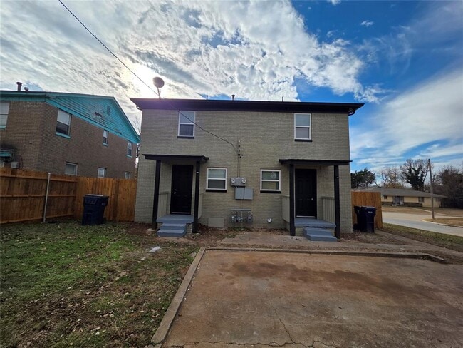 property at 2722 N Lyons Dr