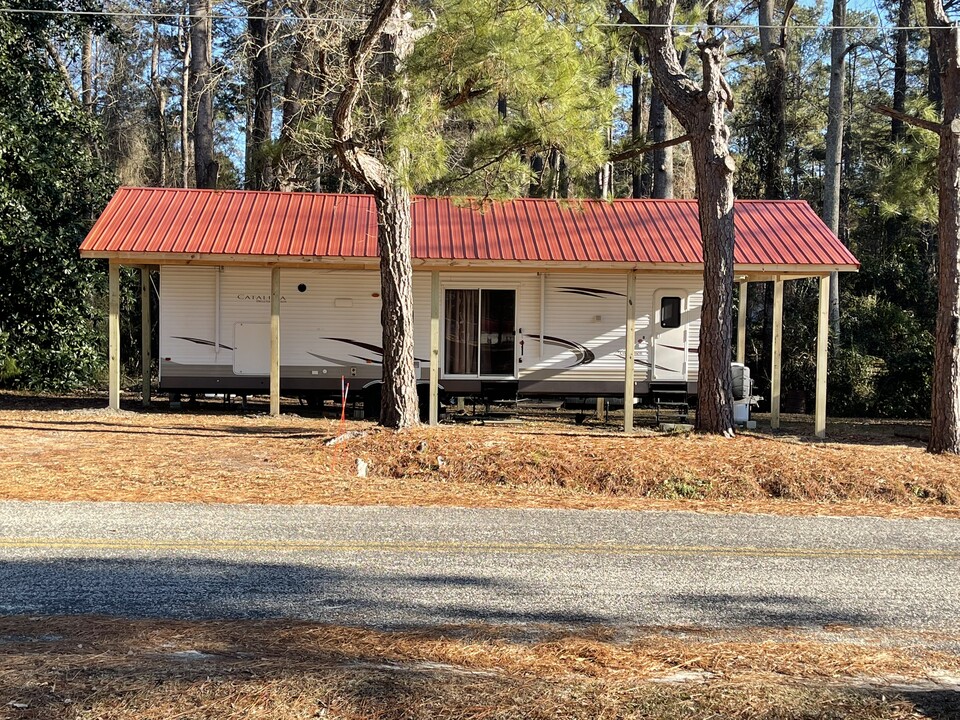 555 Lake Rd in Hartsville, SC - Building Photo