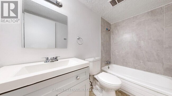 221 Melvin Ave in Hamilton, ON - Building Photo - Building Photo