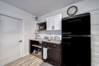 10011 SW 43rd St in Miami, FL - Building Photo - Building Photo