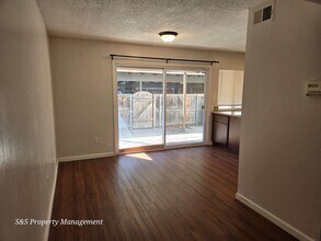 8879 Salmon Falls Dr in Sacramento, CA - Foto de edificio - Building Photo