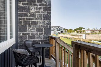 North West Hyde Park 3 Bdrm Townhome!   AVAIL March 1 * Garage in London, ON - Building Photo - Building Photo