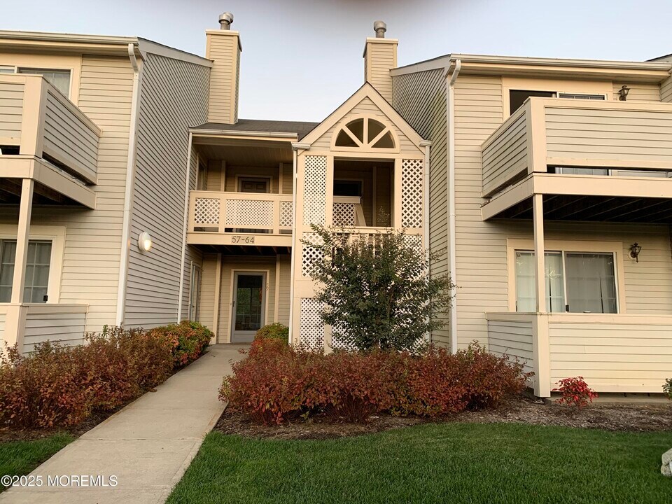 62 Briarwood Ct in Howell, NJ - Building Photo
