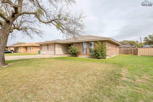 702 W Clara Ave in Iowa Park, TX - Building Photo - Building Photo