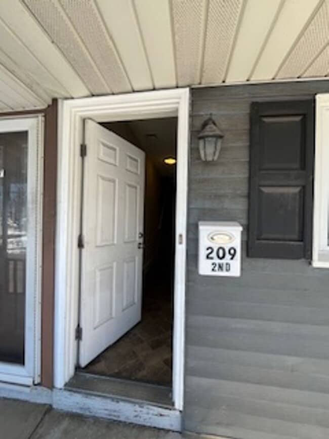 209 S 5th St in Emmaus, PA - Building Photo - Building Photo