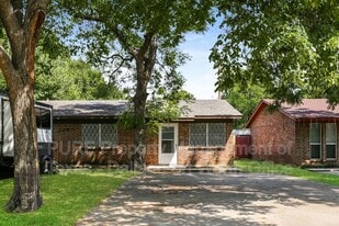 409 Cousins Ln in Arlington, TX - Building Photo