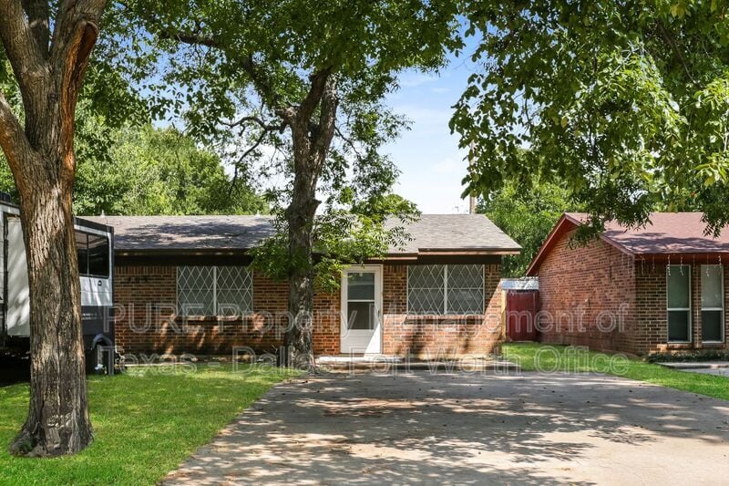 409 Cousins Ln in Arlington, TX - Building Photo