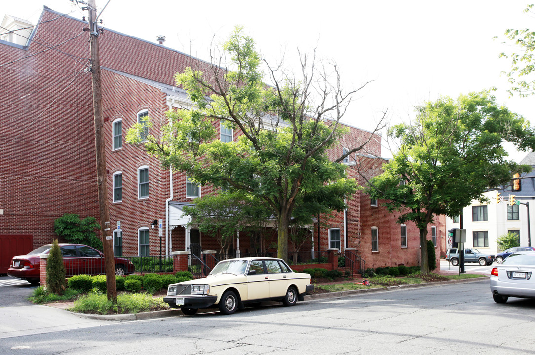 228 S West St in Alexandria, VA - Building Photo