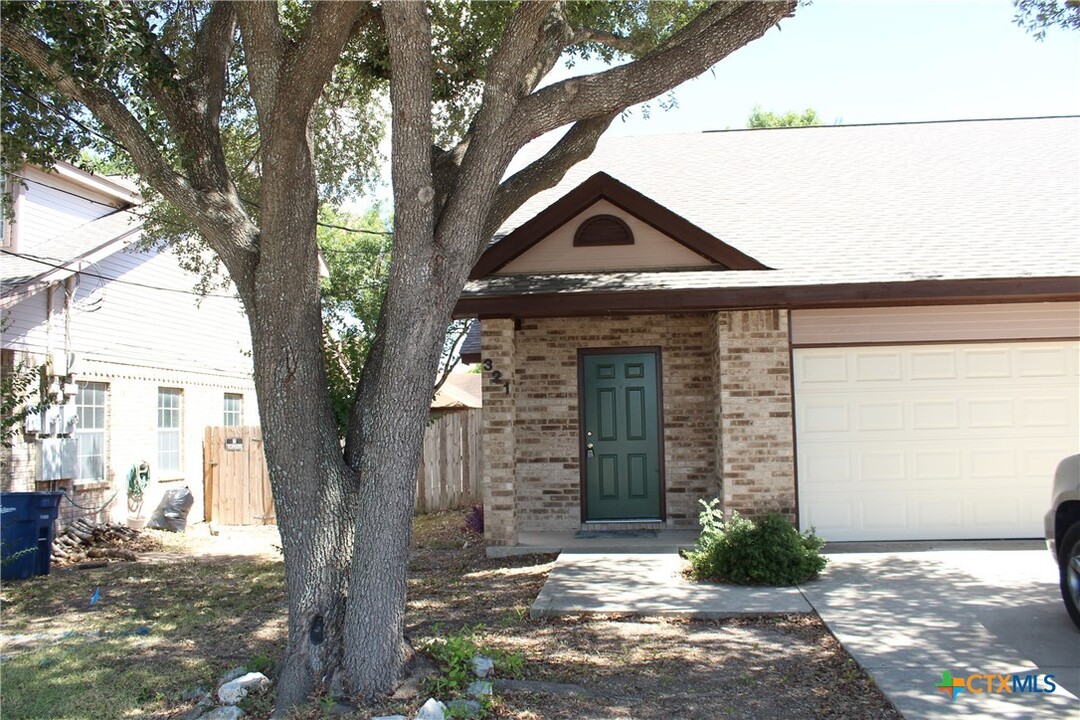 321 Briarbend Dr in New Braunfels, TX - Building Photo