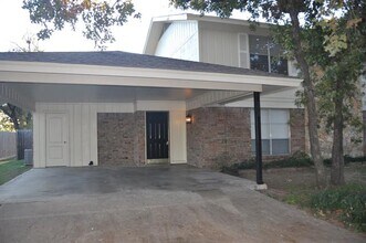 2610 W Highland Dr in Granbury, TX - Building Photo - Building Photo