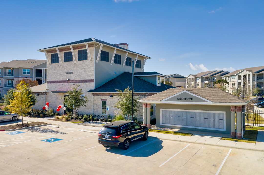 Creekview Apartments in Austin, TX - Foto de edificio