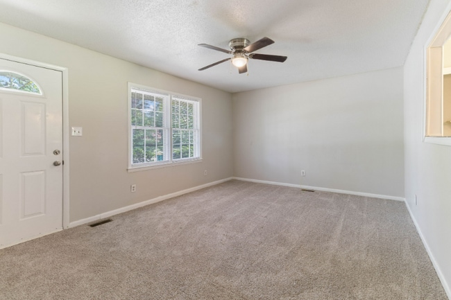 6118 Lexington Dr in Hope Mills, NC - Building Photo - Building Photo