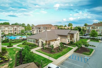 POINTE AT GREENVILLE APARTMENTS in Greenville, SC - Foto de edificio - Building Photo