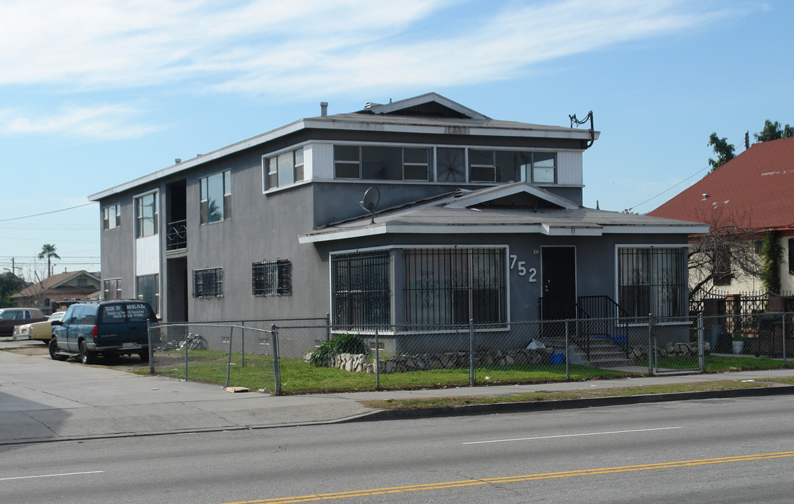 752 Vernon Ave in Los Angeles, CA - Foto de edificio