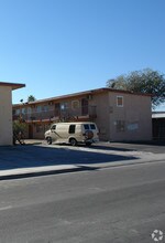 237 W Chicago in Las Vegas, NV - Foto de edificio - Building Photo