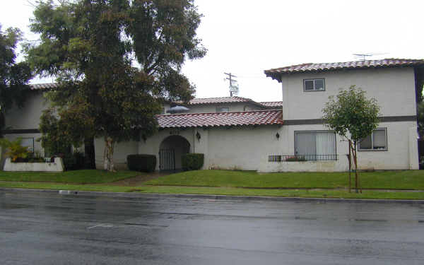 602 S Walnut Ave in Brea, CA - Foto de edificio - Building Photo