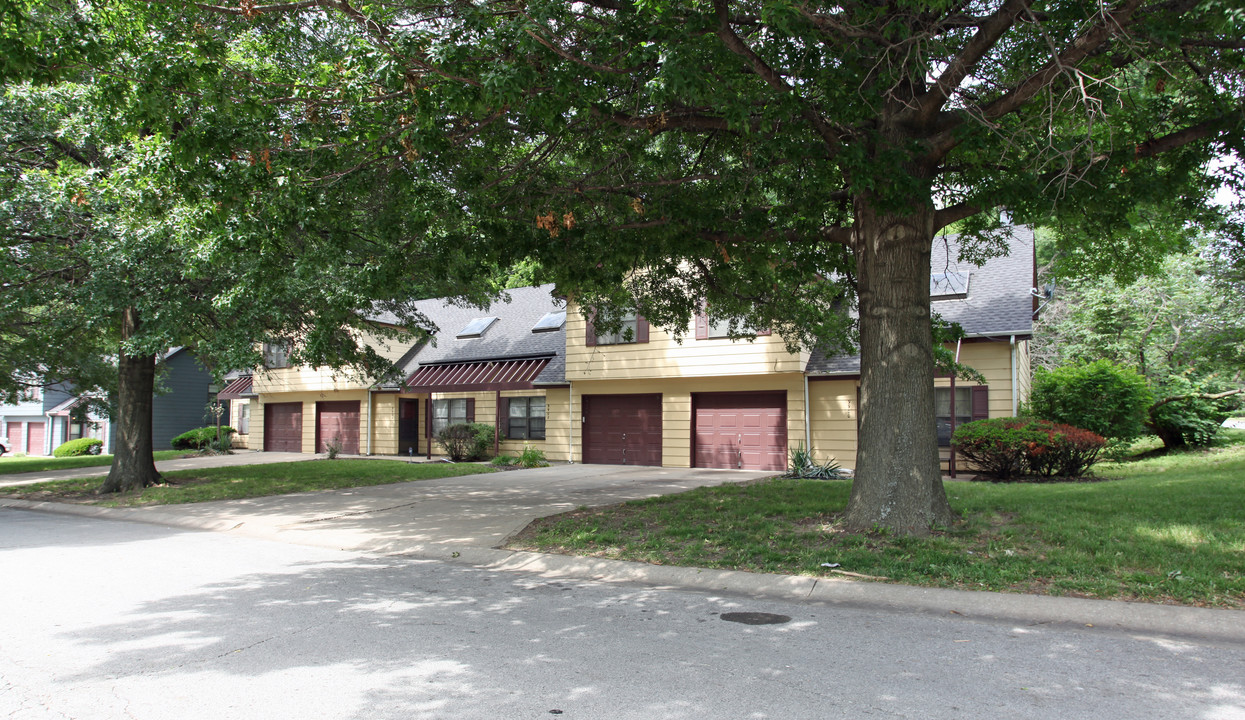 Locust Wood Townhomes in Kansas City, MO - Building Photo