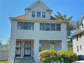 546 W Taft Ave in Bridgeport, CT - Building Photo