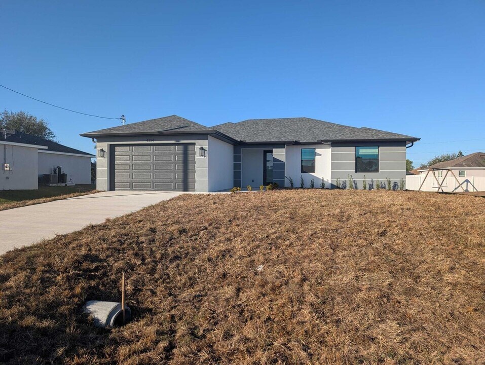 4224 NE 22nd Pl in Cape Coral, FL - Building Photo