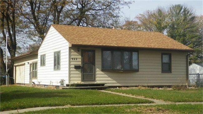 property at 922 S 26th St
