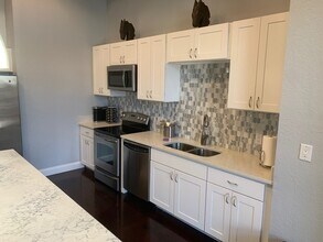 214 E Travis St in San Antonio, TX - Building Photo - Building Photo