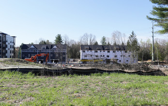 Excelsior Park Townhomes in Saratoga Springs, NY - Foto de edificio - Building Photo