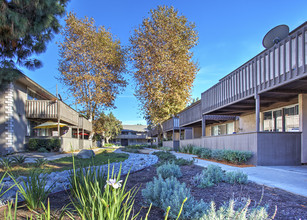 Pine Lake Terrace in Garden Grove, CA - Foto de edificio - Building Photo