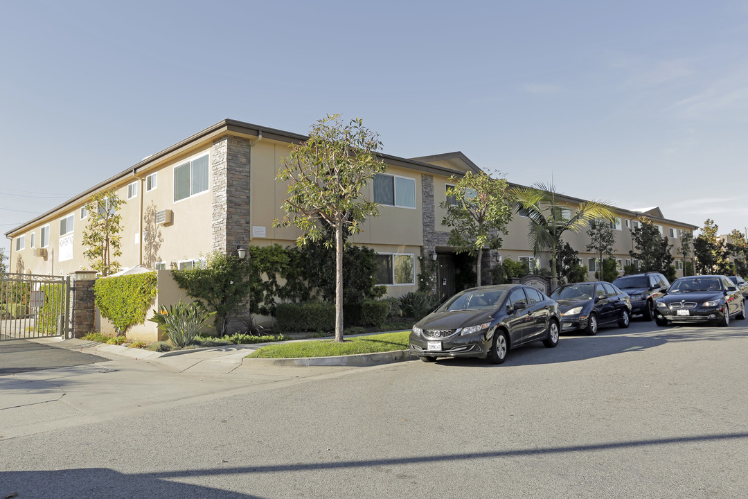 Country Club West Apartments in Lakewood, CA - Building Photo