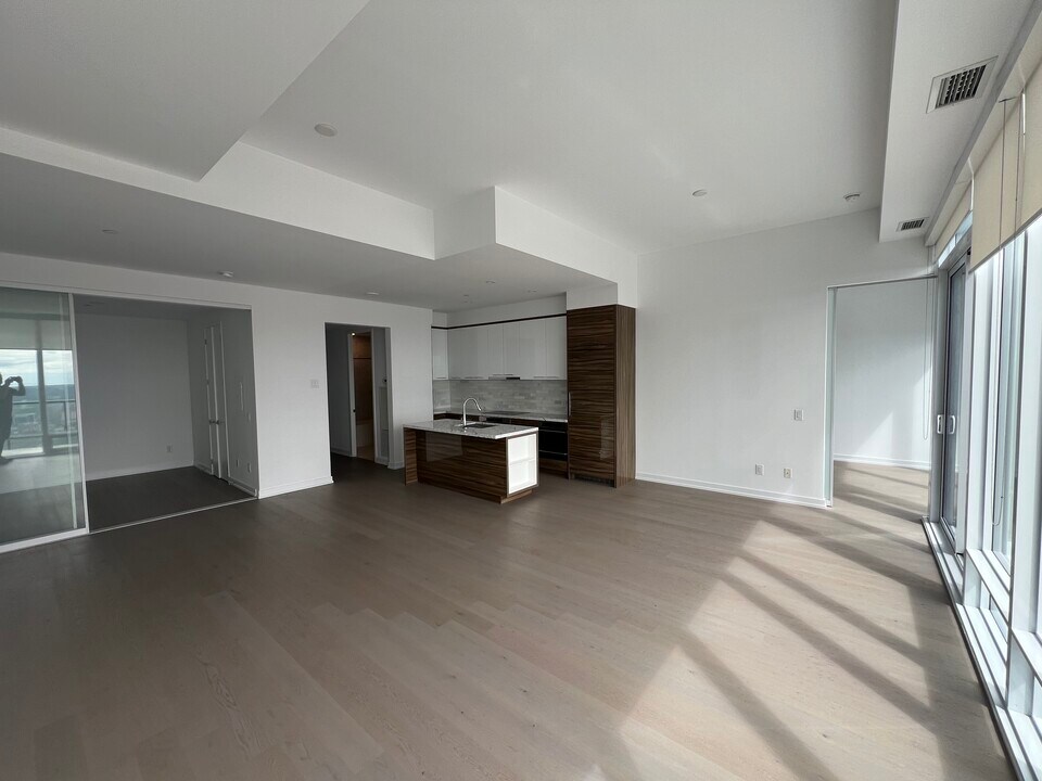 488 University Ave in Toronto, ON - Building Photo
