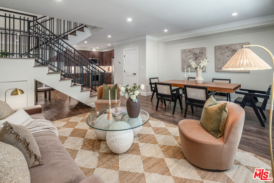 1147 Beachwood Dr in Los Angeles, CA - Building Photo