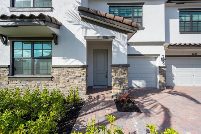 1321 Whitcombe Dr in Royal Palm Beach, FL - Building Photo - Building Photo