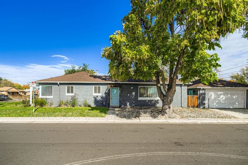 2400 Pontiac St in Denver, CO - Building Photo