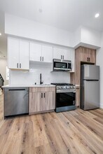 5044 Laurel Canyon Blvd in Valley Village, CA - Building Photo - Building Photo