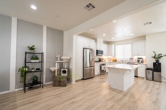 2321 Verano Wy. in Vista, CA - Foto de edificio - Building Photo