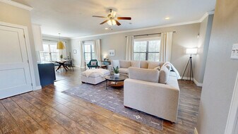 636 Clay St, Unit SI ID1328091P in Bryan, TX - Building Photo